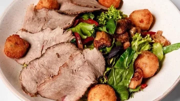 Beef salad in black pepper with eggplant