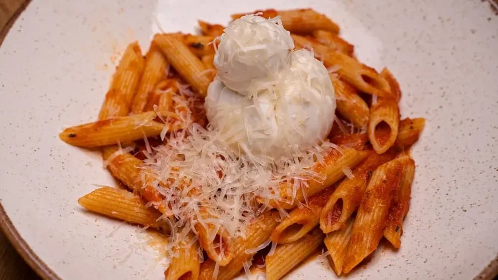 Pasta in tomato sauce witth buratta