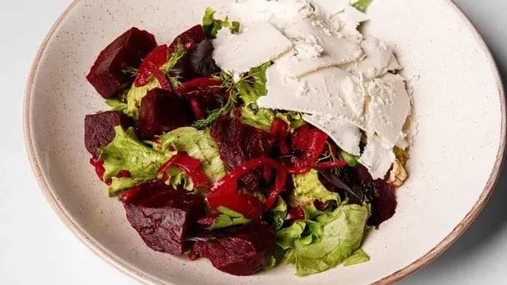 Salad with baked beetroot and feta