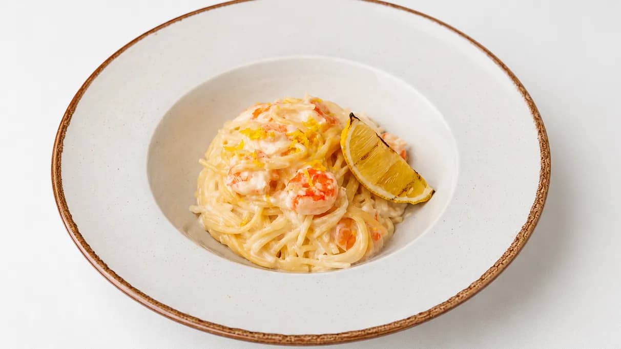 Krem we limon sously, krewetkaly pasta