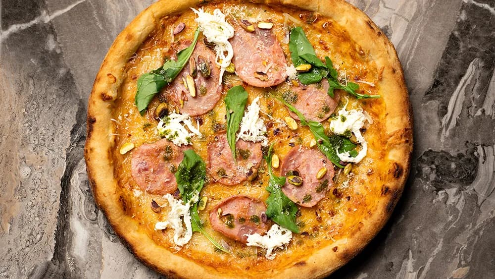 Ajyly salýami we çili pizza
