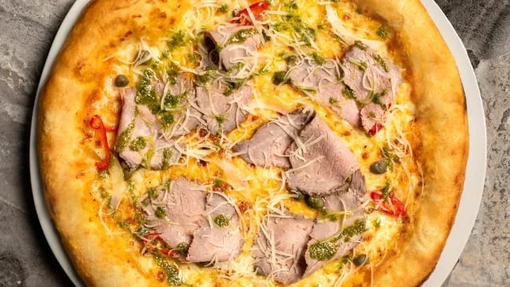 Rostbif we "BBQ" sously pizza