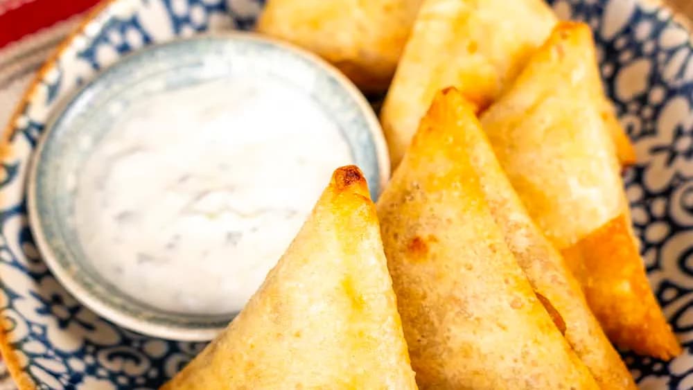 Patatesli ve bezelyeli samosa