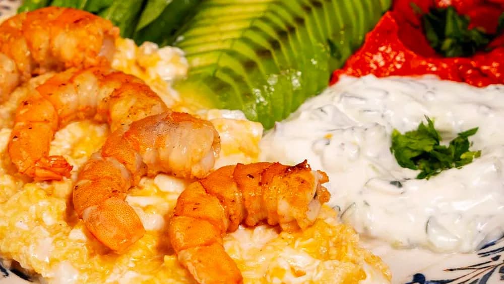 Karides ve avokado ile çırpılmış yumurta