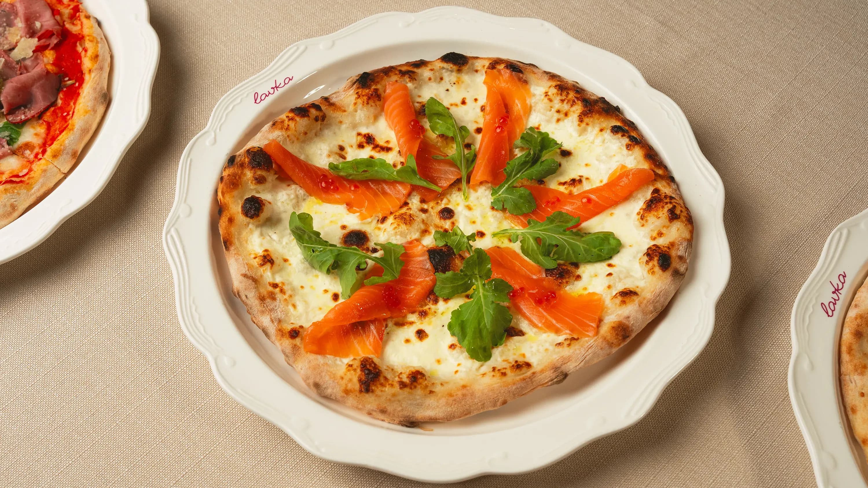 Losos balykly we gyzyl ikraly Pizza