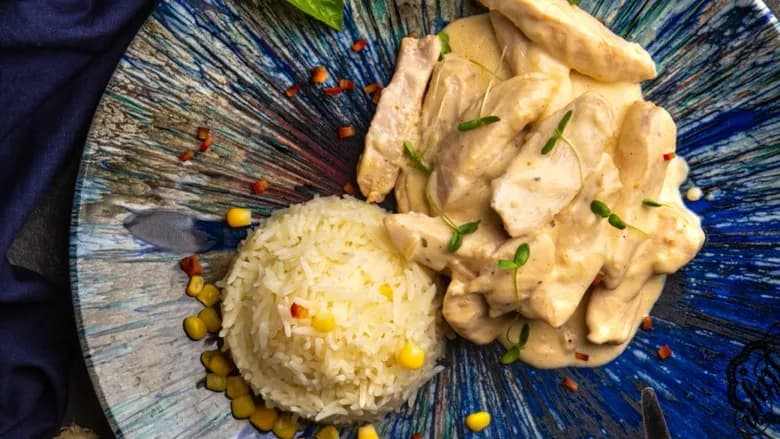 Куриная грудка в сливочном соусе с рисом