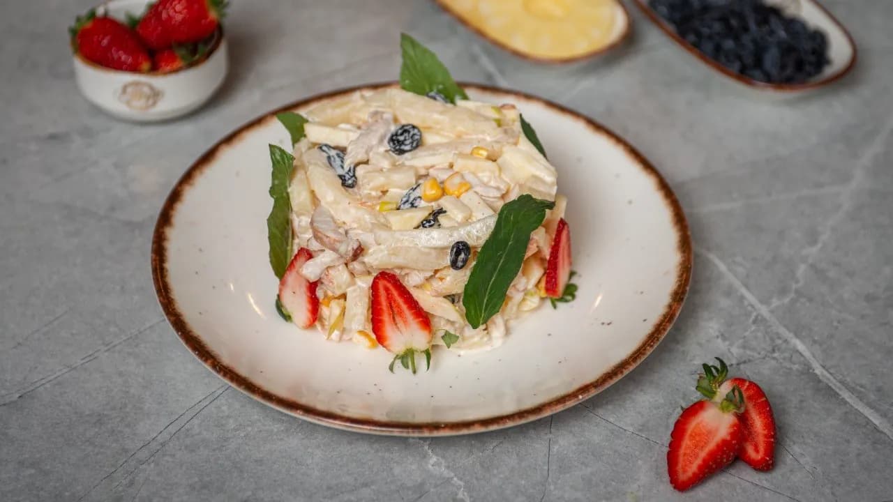 Куриный салат с ананасами
