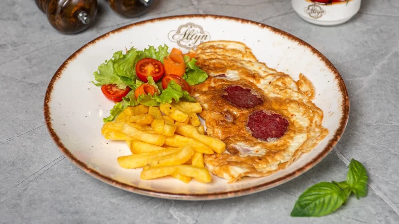 Омлет с сыром и колбасой