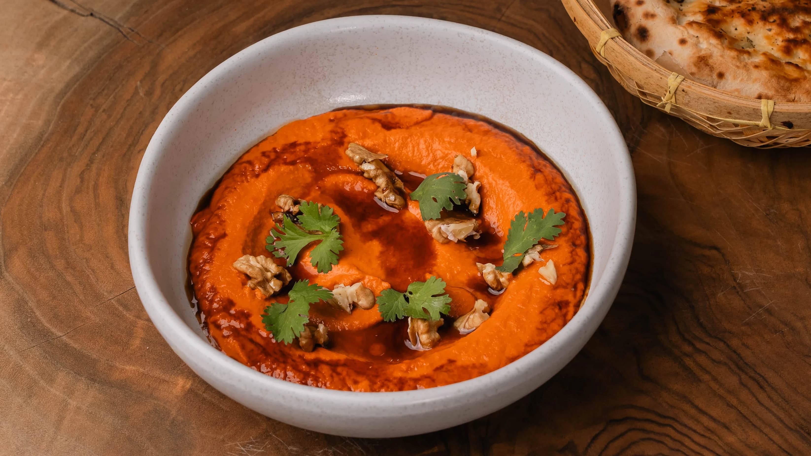 Taze pişirilen myssyk çörekli Muhammara