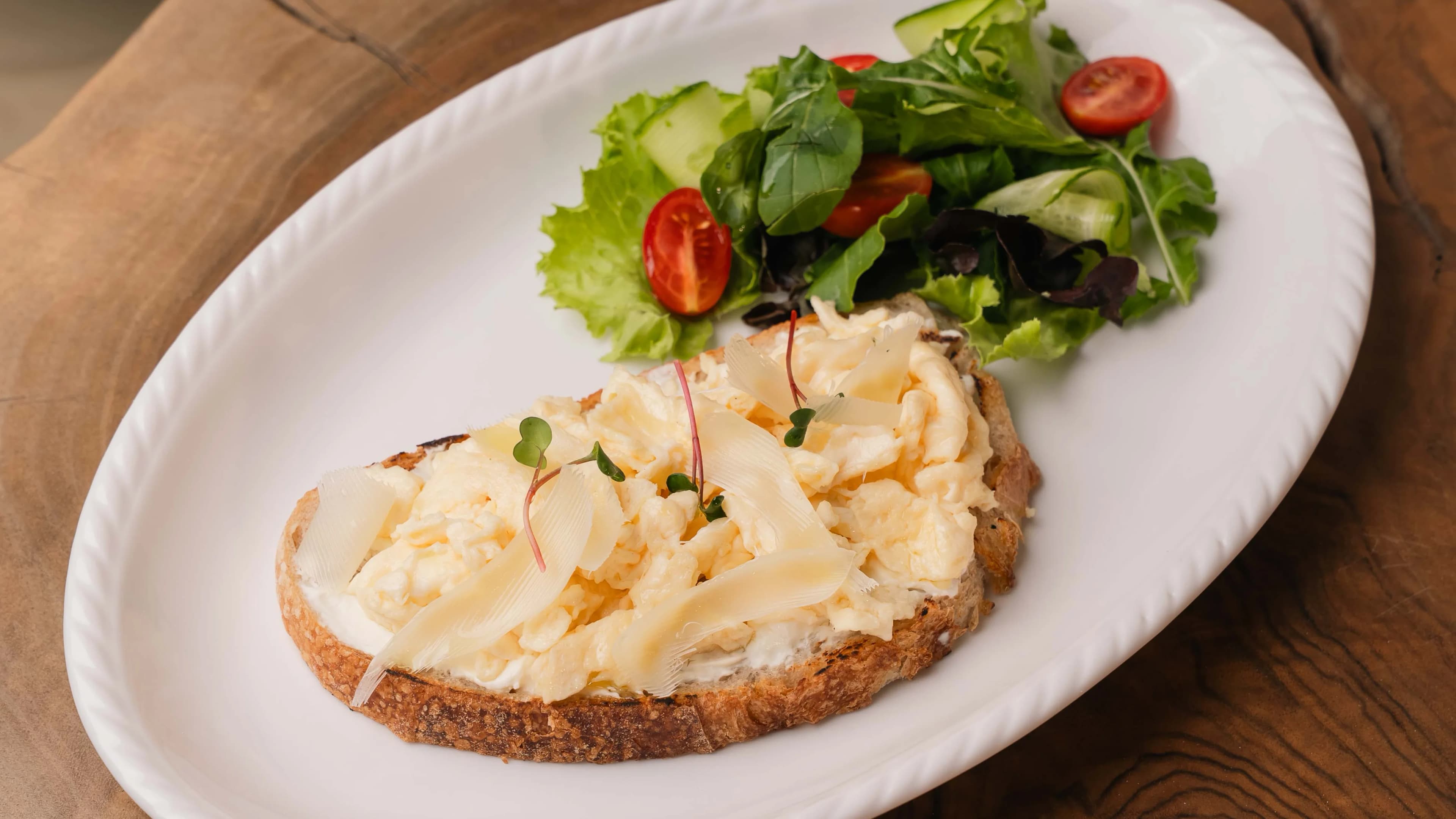 Parmezan syrly çalma ýumurtgaly brusketta