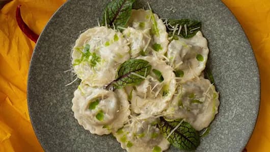 Kömelek we parmesan sousy bilen rawioli