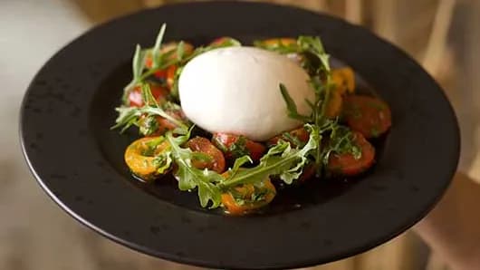 Buratta we duzlanan pomidor