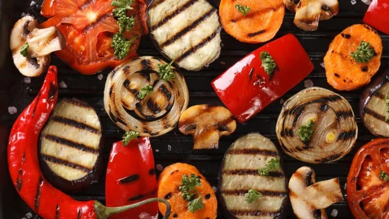 Gaýmak bilen grilde gök önümler