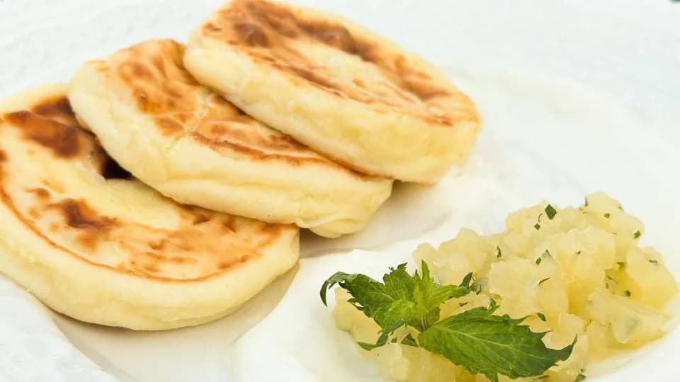 Ananas bölekleri we gaýmak bilen peýnir