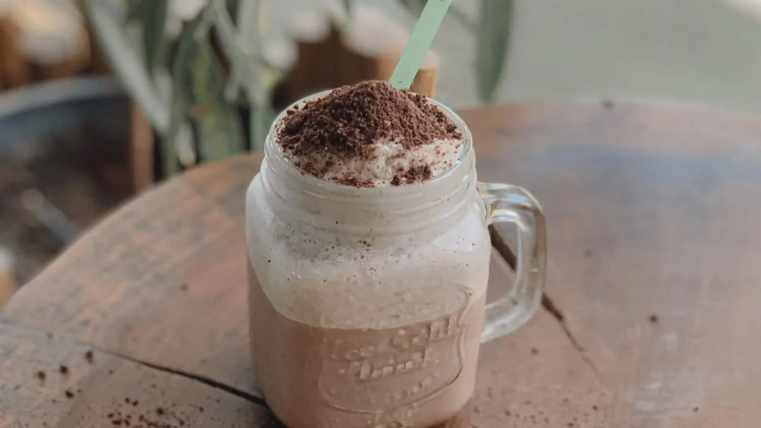 Şokoladly peçenýe bölekli Frappuççino