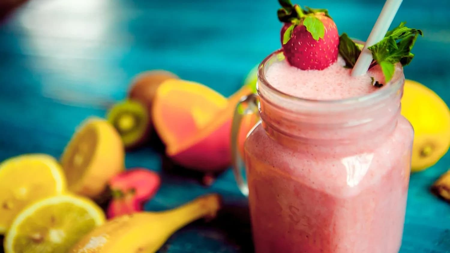 Çilekli, bananly we apelsinli smuzi