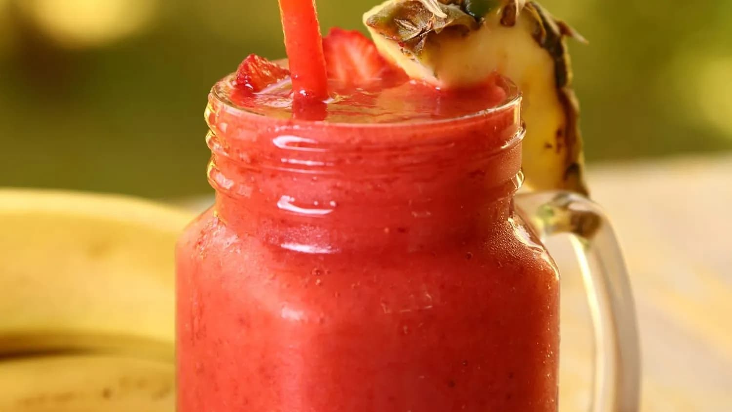 Ananas, klubnika we apelsinli smuzi