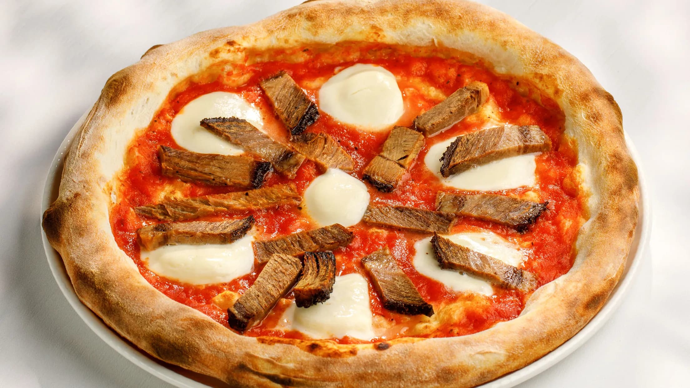 Gök önümli we etli pizza