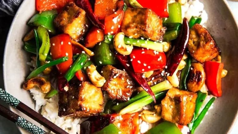 Gyzgyn saçda gowrulan tofu
