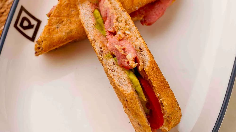 Rostbifli ve avokadolu fit sandviç