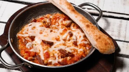 Sujuk we peýnirli menemen