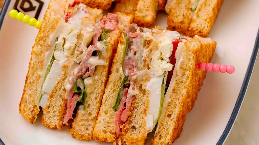 Roast beef club sandviç