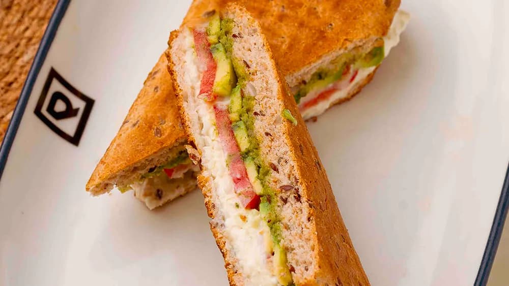 Avokado ve mozzarella fit sandviç