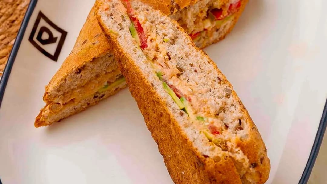 Tuna we avokadoly fit sendwiç