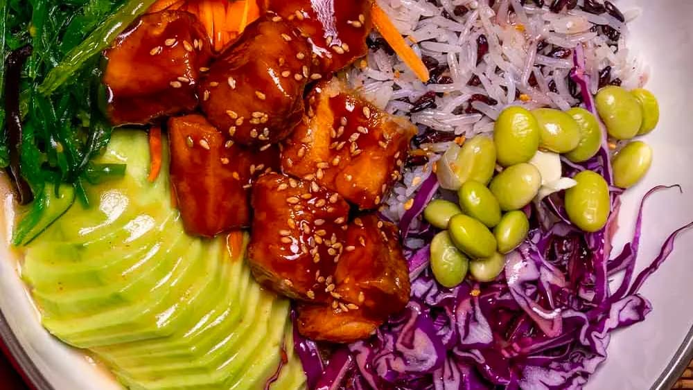 Somon poke bowl
