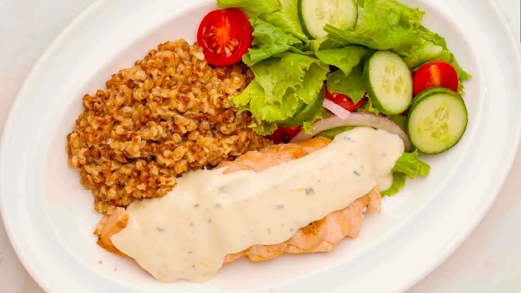Parmesan sousunda greçka bilen towuk döşi