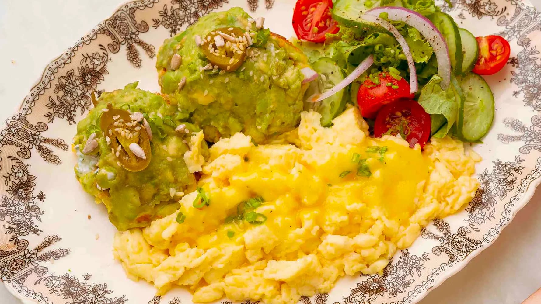 Avokadolu scrambled eggs