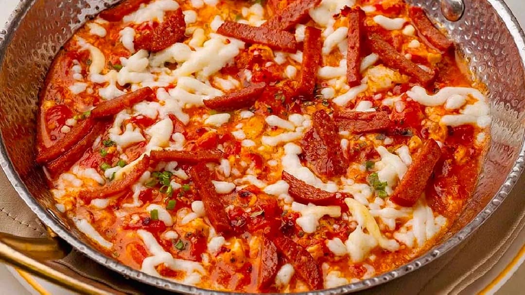 Peýnirli we sosikaly menemen