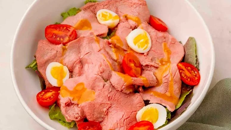 Kızarmış sığır eti salatası