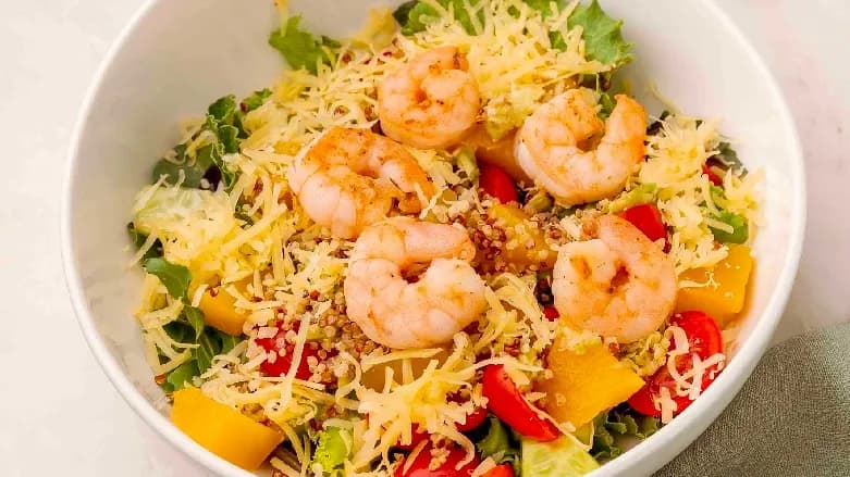Karides, kinoa ve fırında kabak salatası