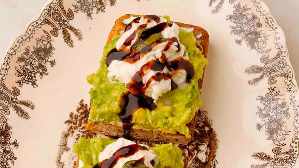 Avokado ve mozzarella ile fit ekmek