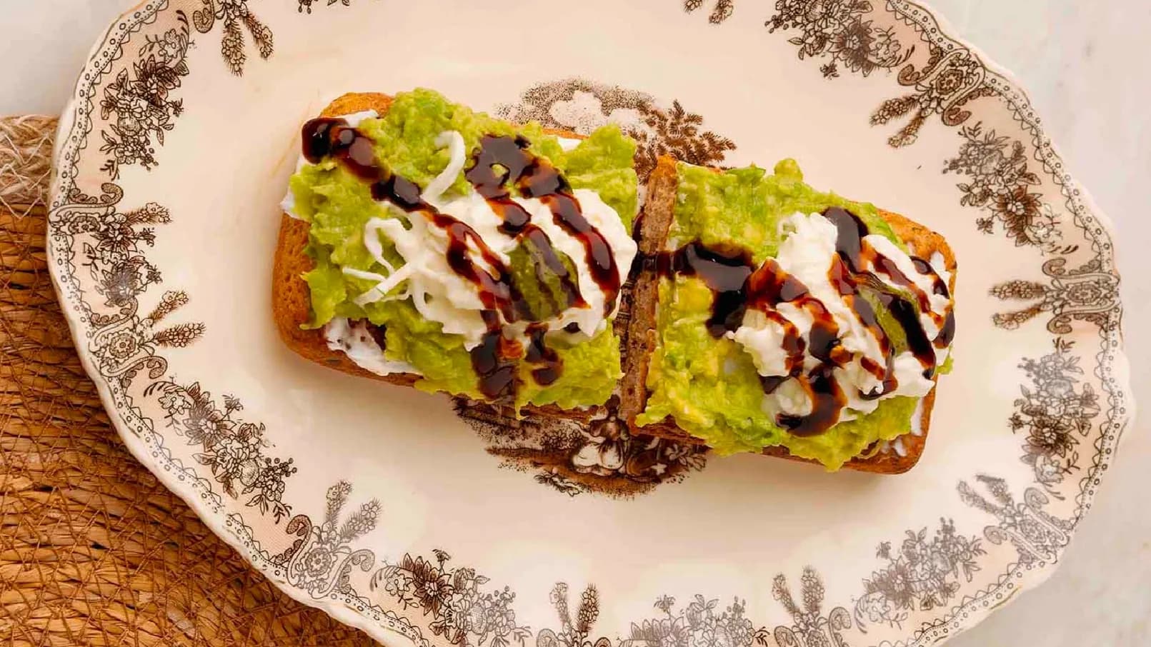 Awokado we mozzarellaly fit çöregi