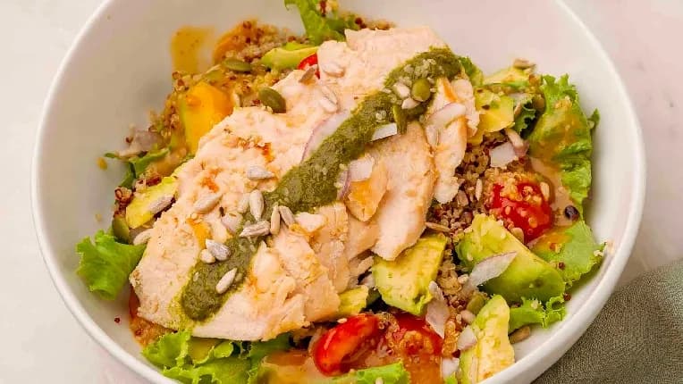 Tavuk göğsü ve avokadolu salata