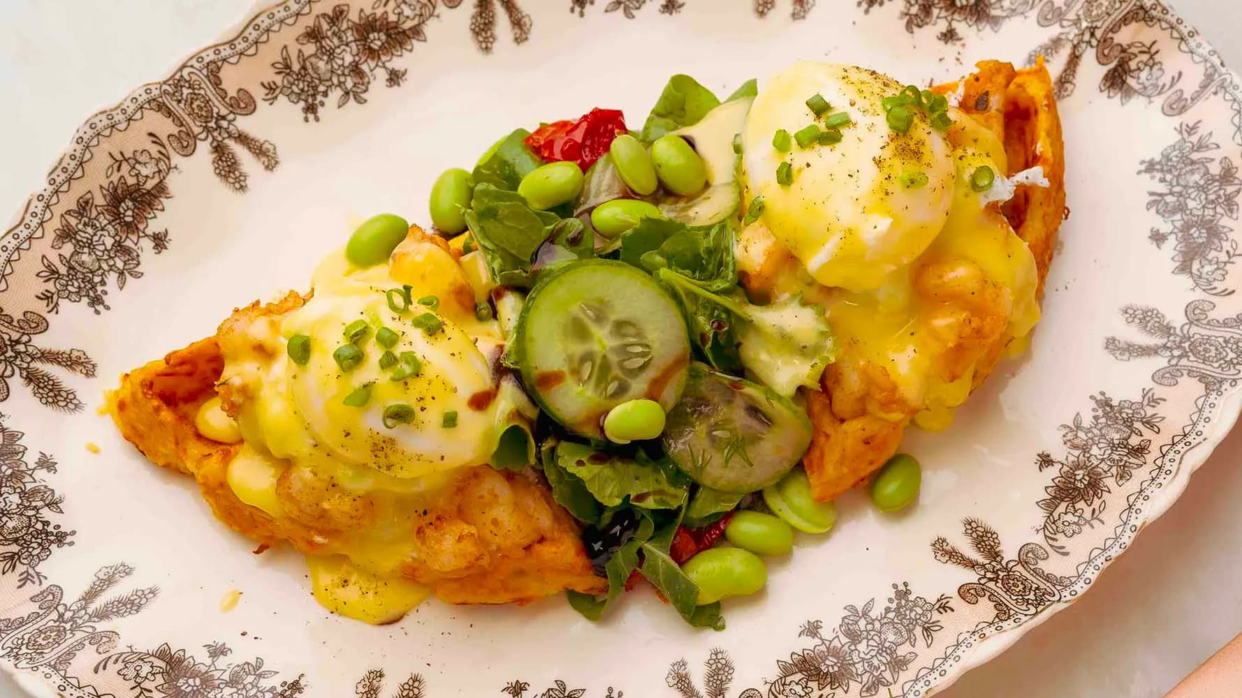 Karidesli eggs benedict