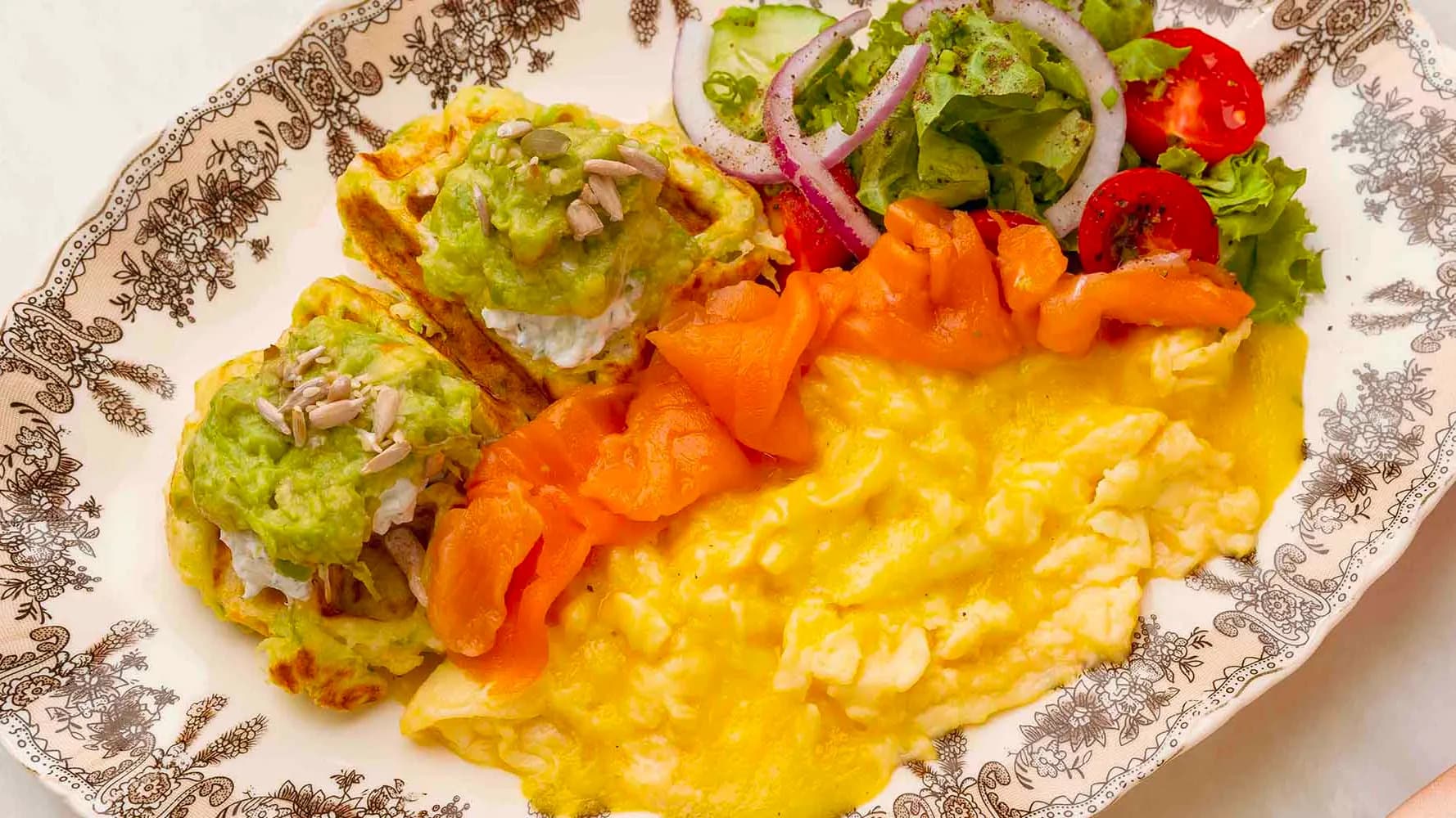 Somonlu ve avokadolu scrambled eggs
