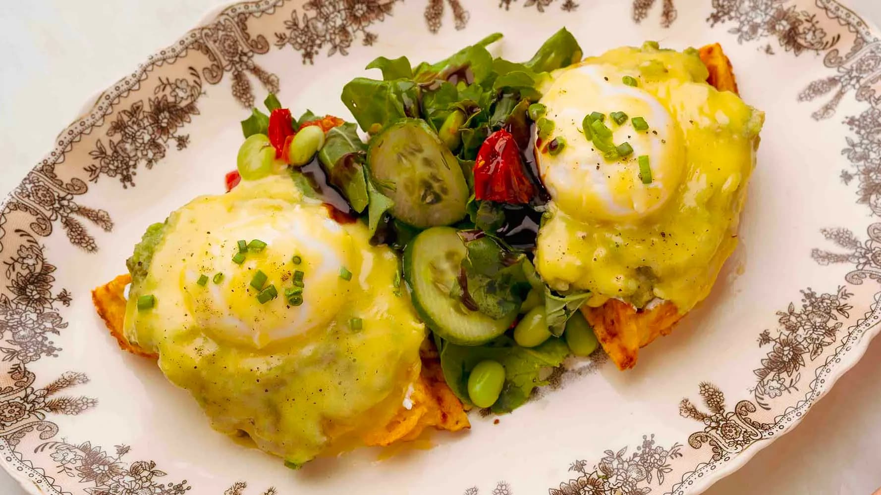 Avokadolu eggs benedict