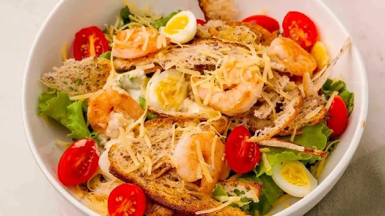 Karidesli Sezar salatası