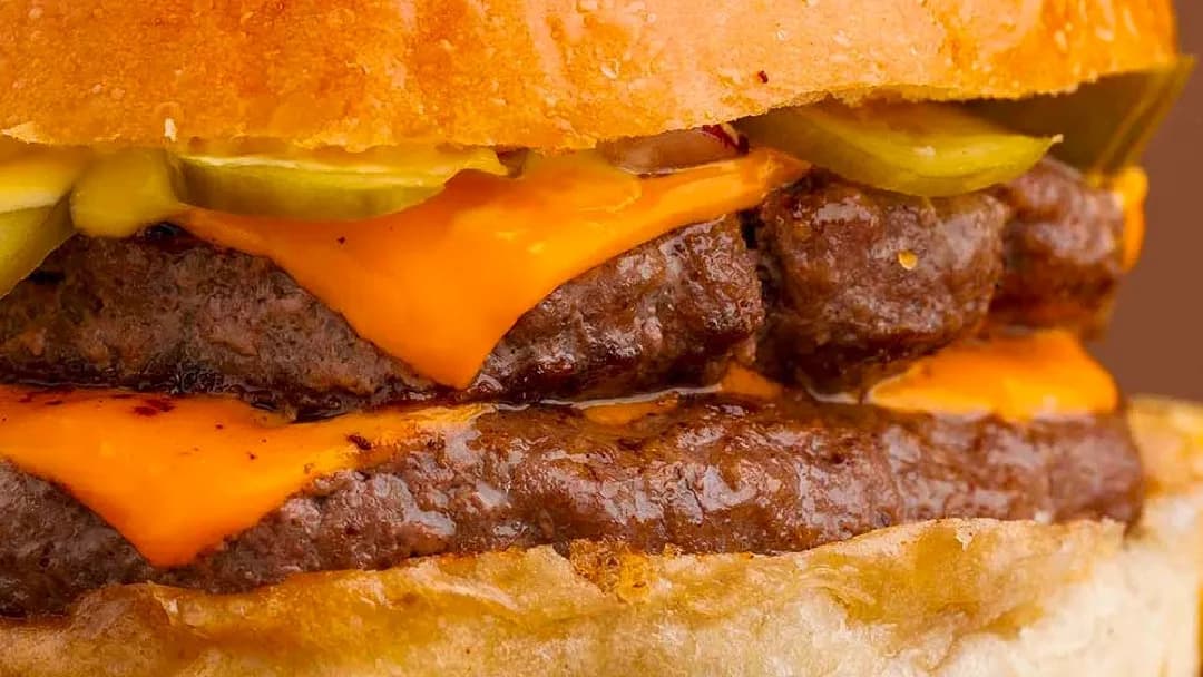 Goşa peýnirli burger