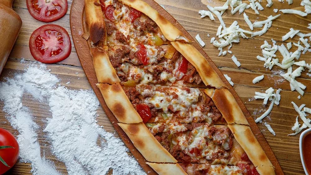 Dogralan etli we peýnirli pide