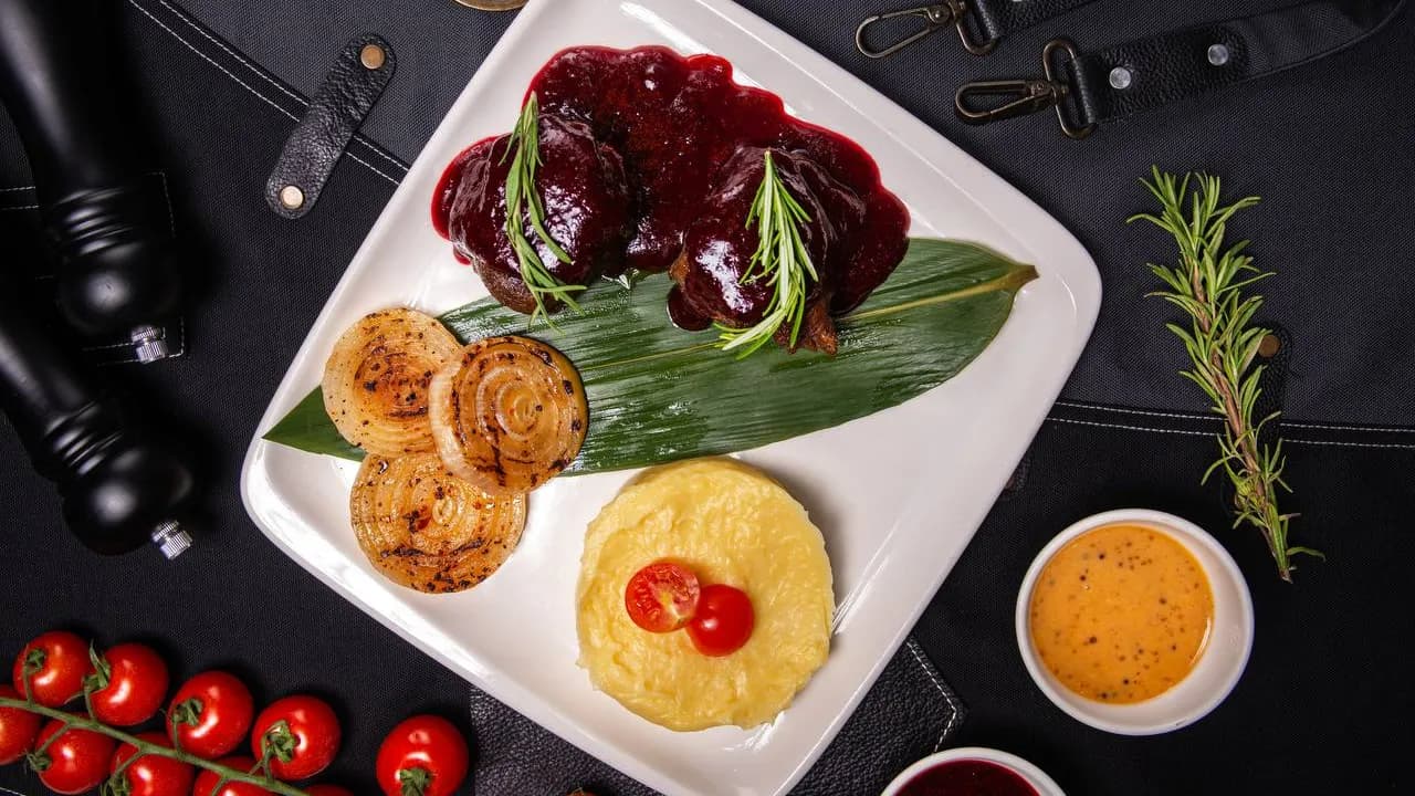 Lingonberry sousy we bişirilen sogan bilen Bon Fillet