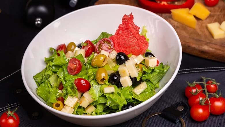 Gouda peýniri we ýaşyl almaly salat