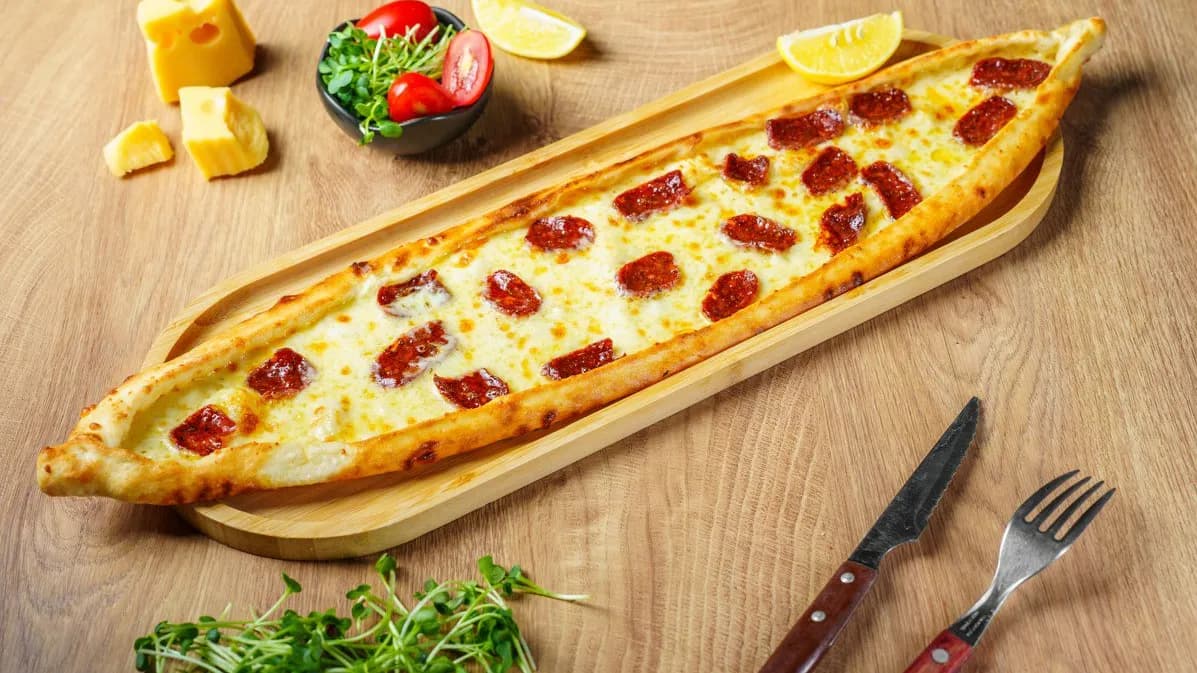 Sujuk peýnirli pide