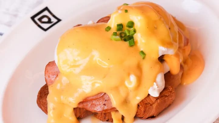 Ham benedict on croissant