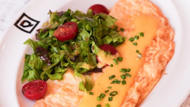 Omelette with turkey and mushrooms