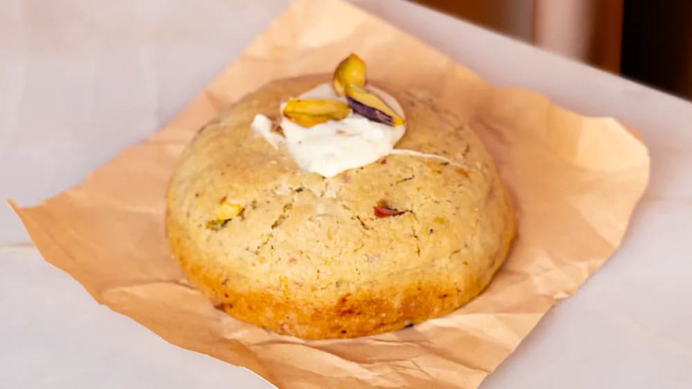 Pistachio-raspberry cookie