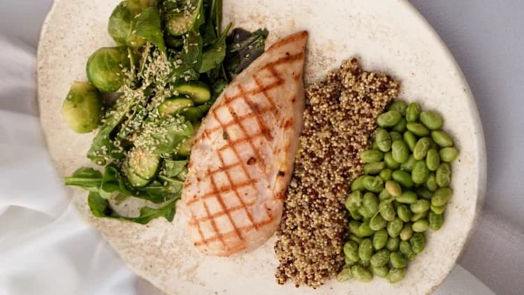 Göğüs, kinoa, edamame fasulyesi